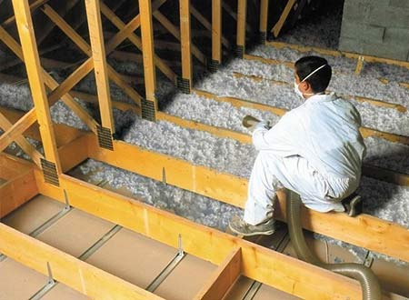 Soufflage de laine minérale sur le plancher de combles perdus