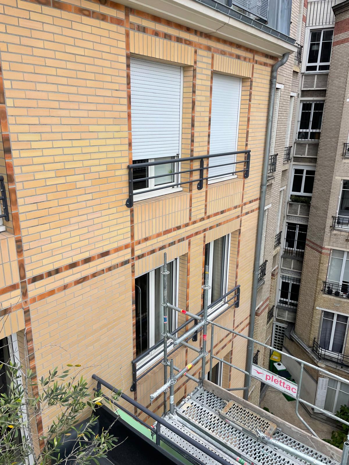 Vue des étages de la façade en brique depuis le chantier