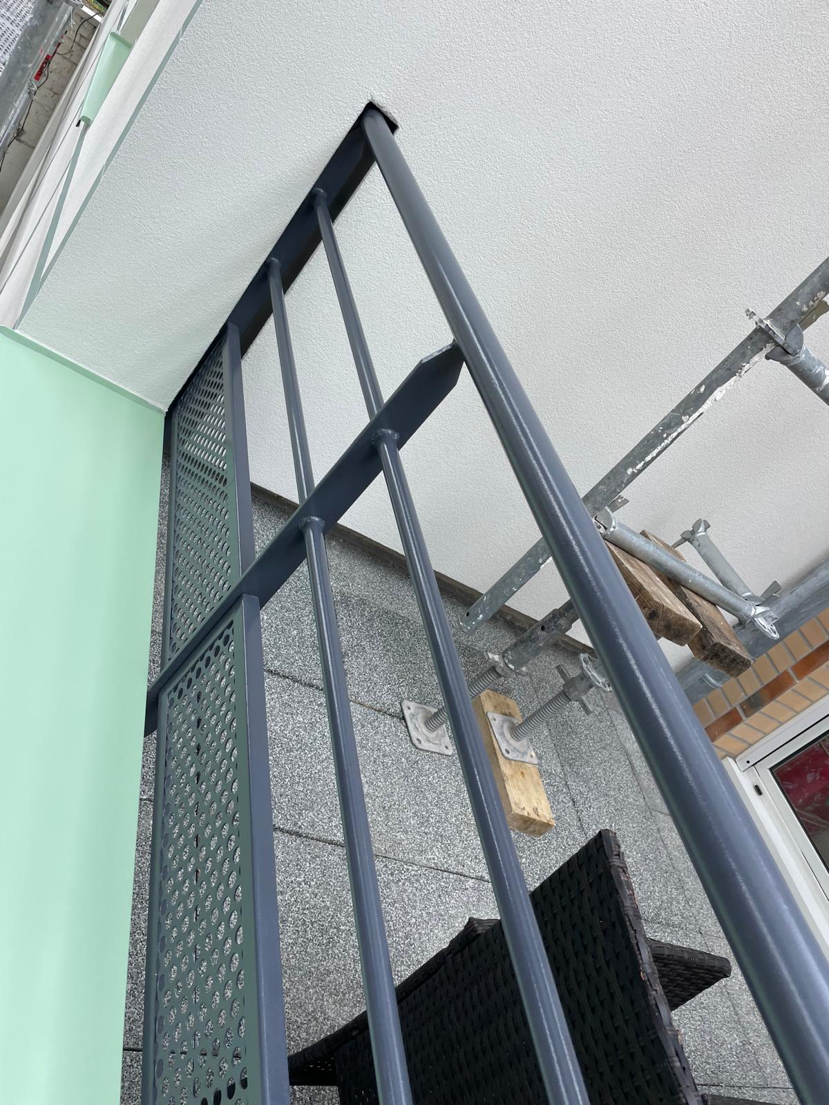 Détail d'un encadrement de fenêtre et de la façade blanche