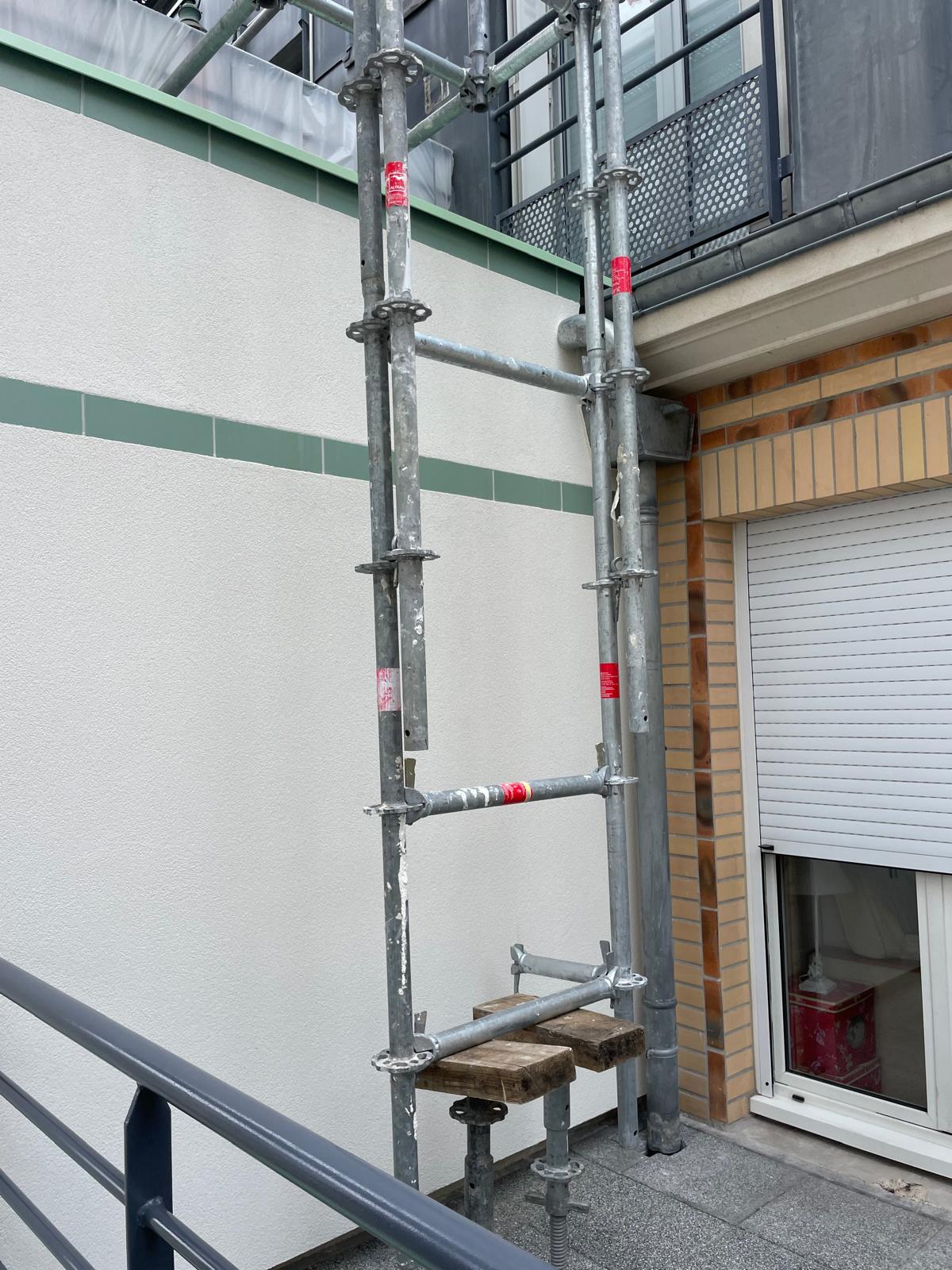 Panneaux de façade blancs et bandeaux verts en cours de rénovation