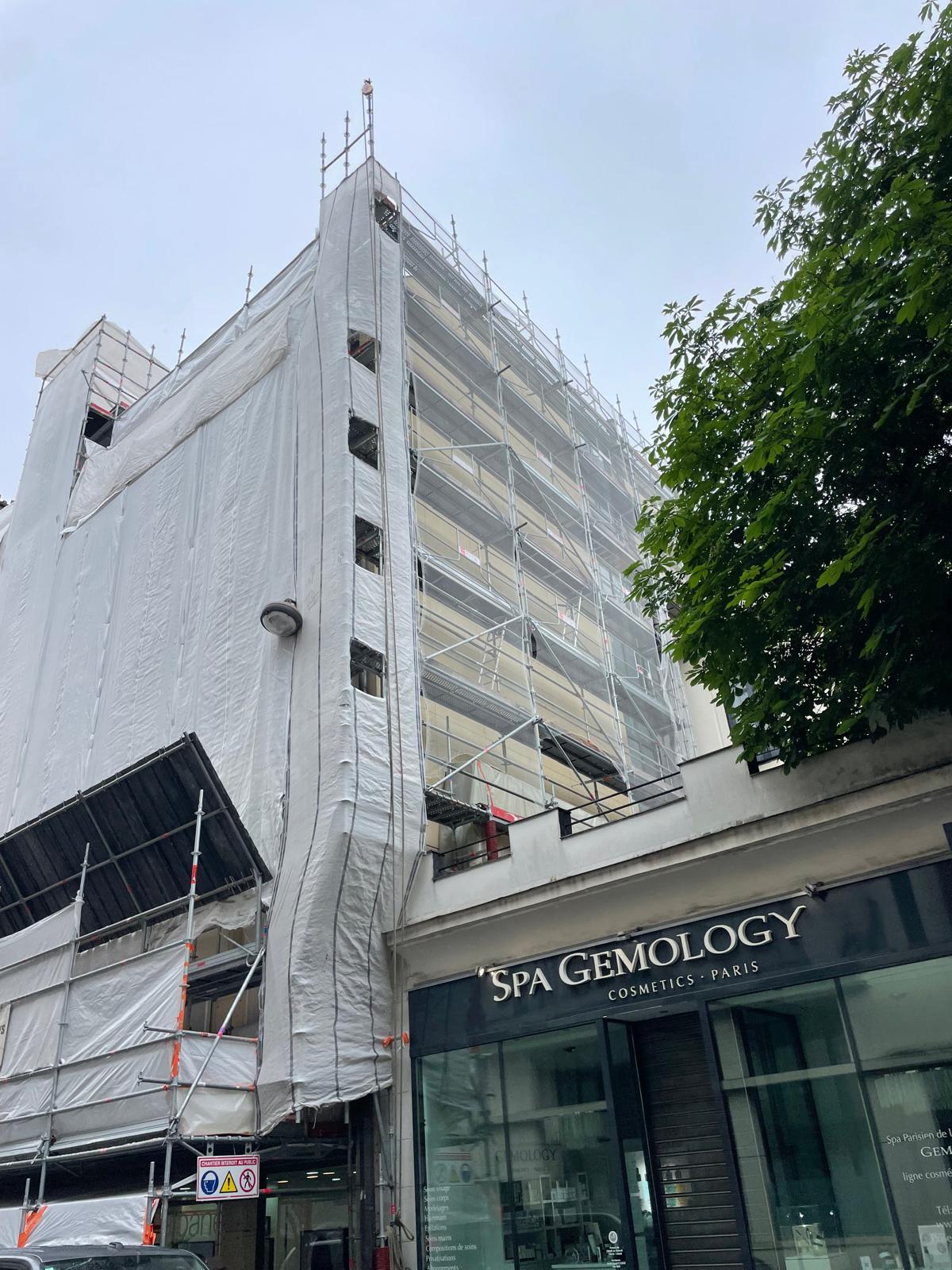 Vue extérieure de la façade blanche de l'immeuble
