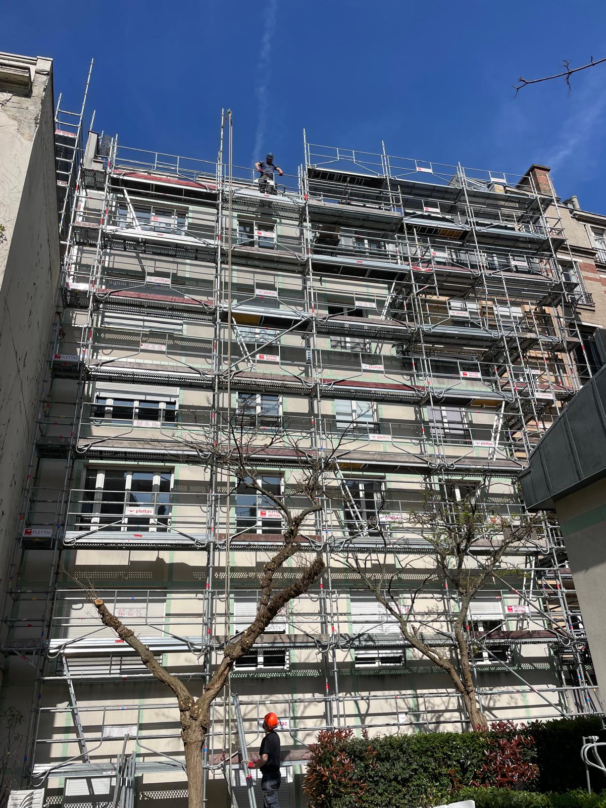 Vue générale de l'échafaudage installé sur la façade de l'immeuble