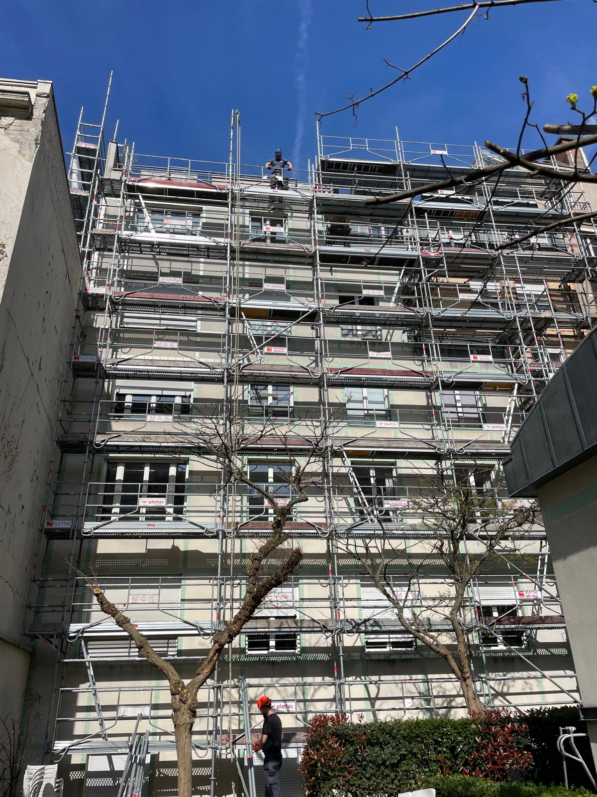Étages supérieurs de l'immeuble sous échafaudage de ravalement