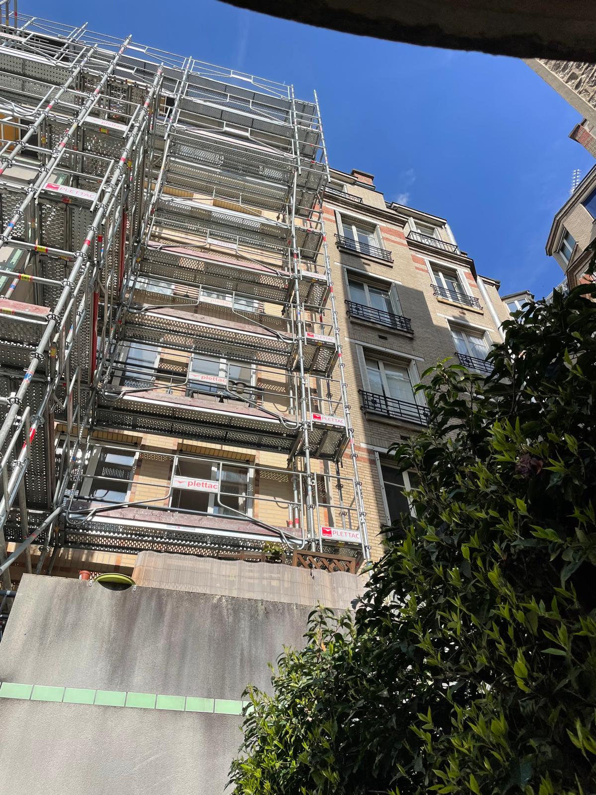 Immeuble sous échafaudage pendant le chantier de ravalement