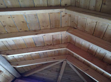 Charpente apparente en bois d'une toiture rénovée