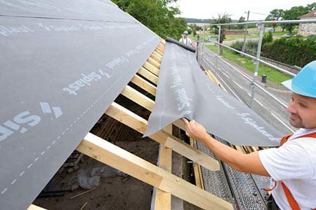 Couvreur intervenant sur une toiture