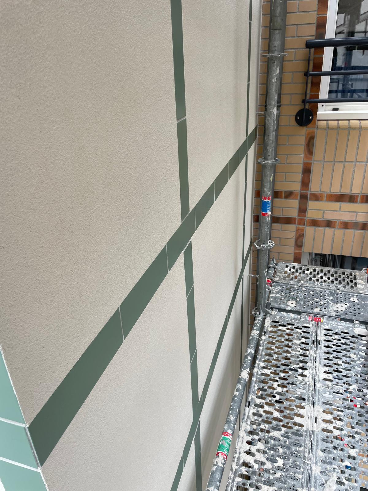 Détail de la façade rénovée le long de l'échafaudage