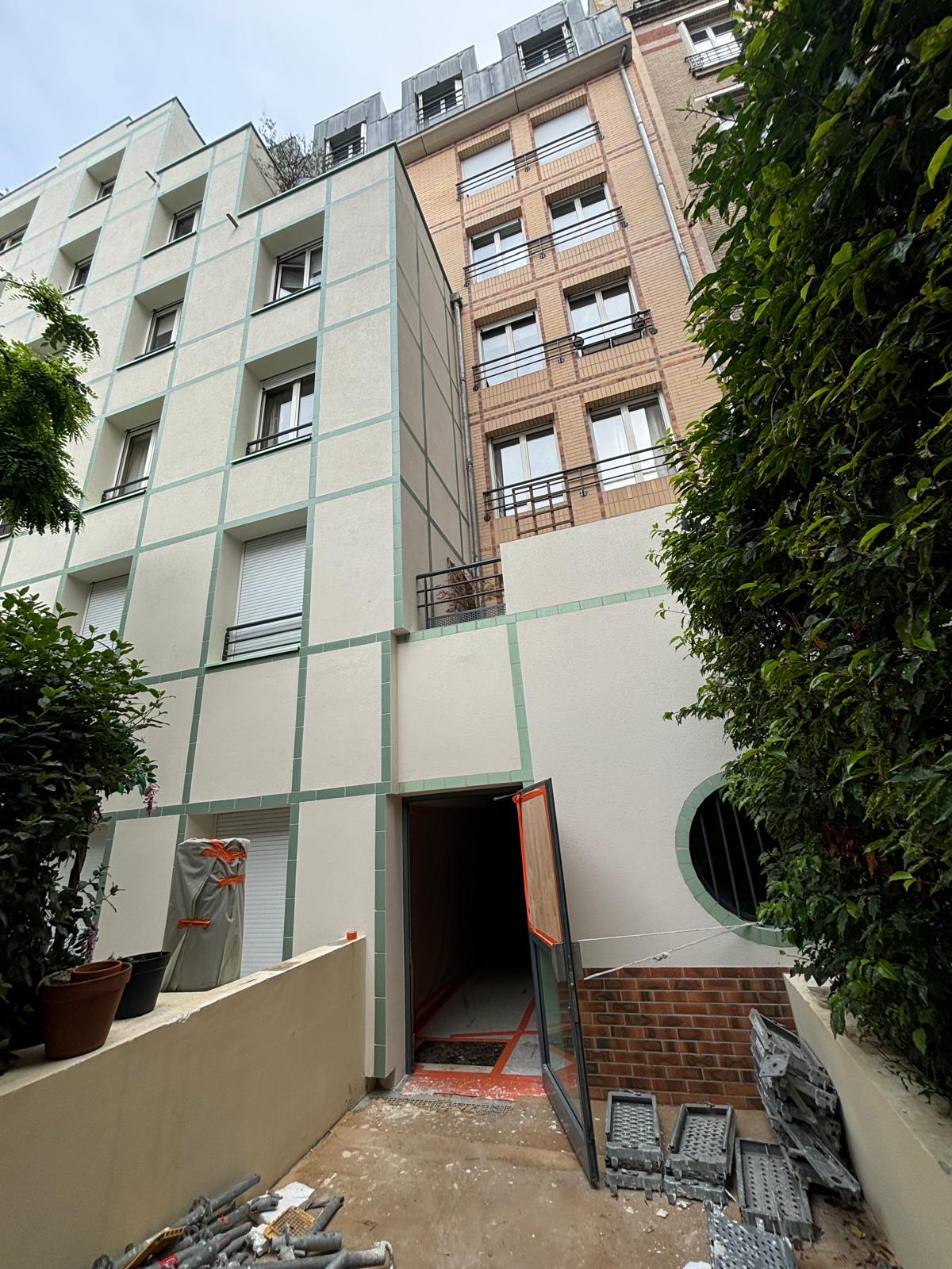 Vue d'ensemble de la façade rénovée depuis la cour de l'immeuble